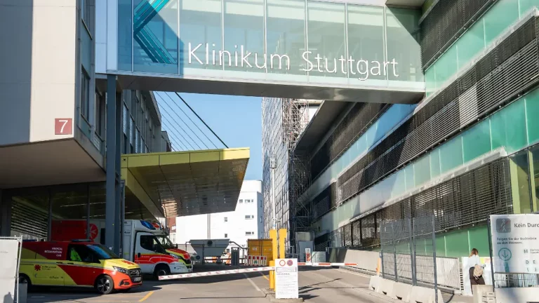 Niedergestochen und angezündet: Mordversuch in Stuttgart, Mann durfte sich der Ehefrau nicht nähern