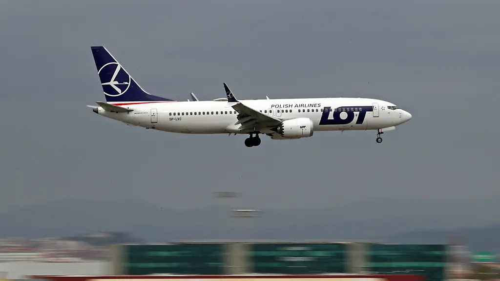 Reisende halben Tag unterwegs: Pilot erleidet medizinischen Notfall, Flugzeug stundenlang gestoppt