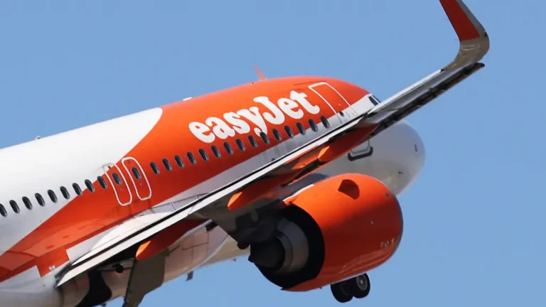 Polizei vernimmt acht Reisende: Flugzeug muss wegen Schlägerei an Bord umkehren