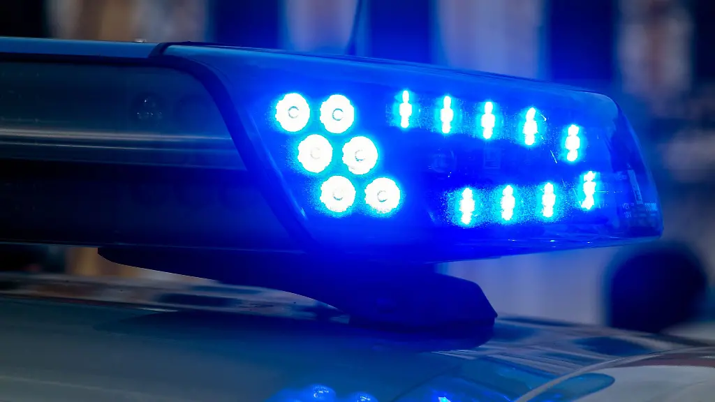 Kinder lebensgefährlich verletzt: Geisterfahrerin verursacht Frontalcrash auf A45, zwei Tote