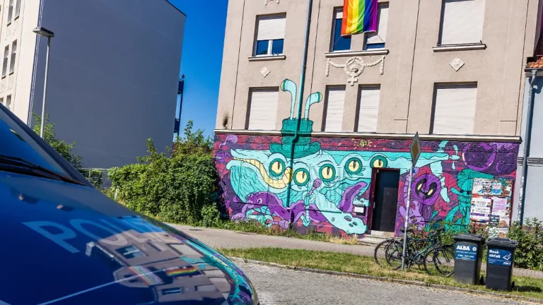 Polizei löscht Brand: Mutmaßlich Rechtsextreme greifen Cottbuser Wohnprojekt an