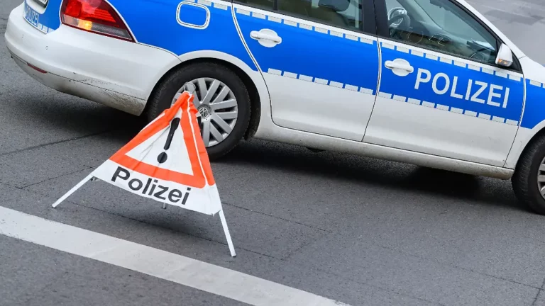 Unglück auf regennasser Straße: 16-jährige Fahrschülerin stirbt bei Unfall in Brandenburg
