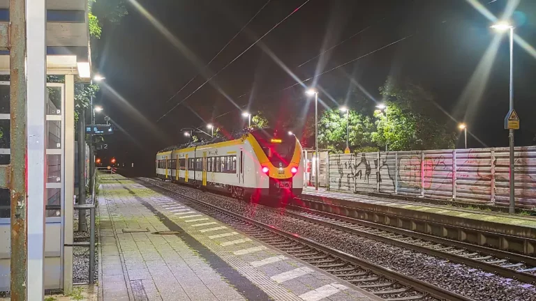 Streit bei Ticketkontrolle: Bahnmitarbeiter stürzt aus fahrendem Zug, lebensgefährlich verletzt