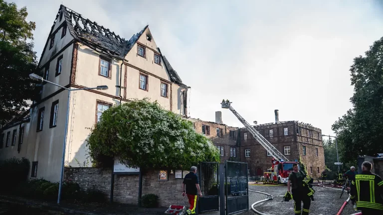 Erhebliche Schäden: Historisches Schloss Wallhausen steht seit Stunden in Flammen