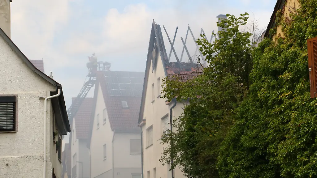 SEK muss anrücken: Dachstuhl in Ingersheim ausgebrannt, Polizei nimmt Mann fest