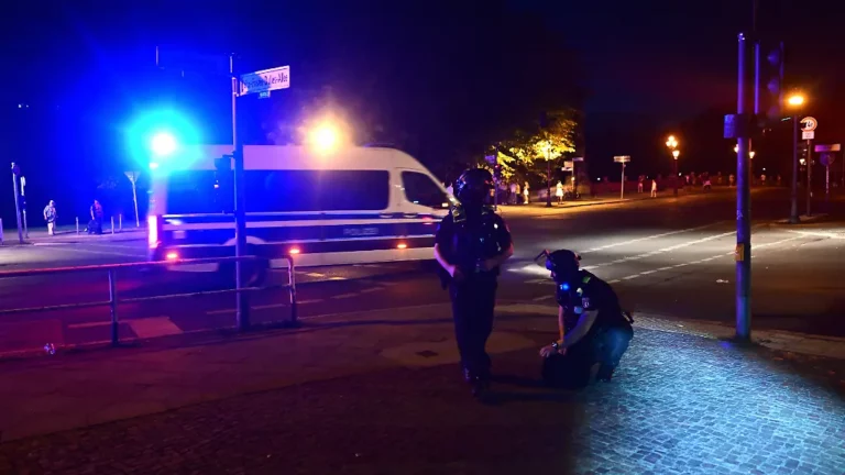 Mehrere Verletzte gemeldet: Auto fährt in Menschenmenge beim Berliner CSD, Fahrer flüchtet