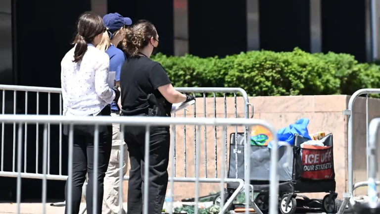 Messer und Protestschild dabei: Ex Armee Angehöriger zündet Brandsatz vor New Yorker ICE Behörde