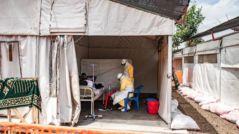 Anwohner wollten Beisetzung verhindern: Ebola Zentrum im Kongo niedergebrannt