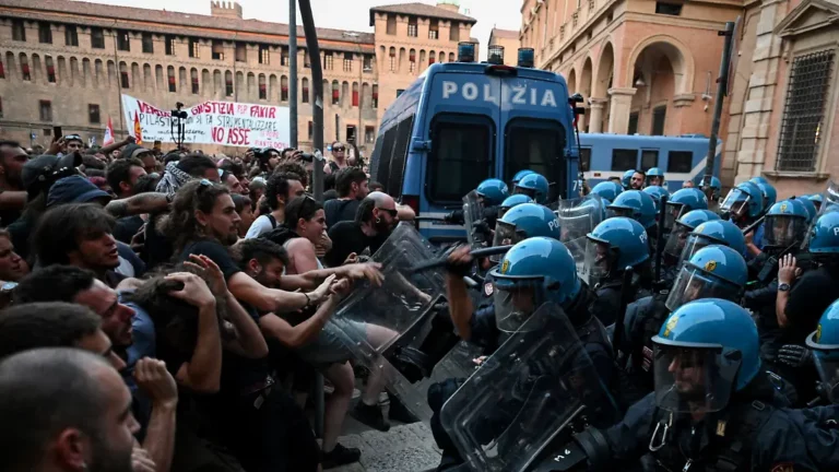Elf Menschen verletzt: Krawalle in Bologna nach tödlicher Festnahme