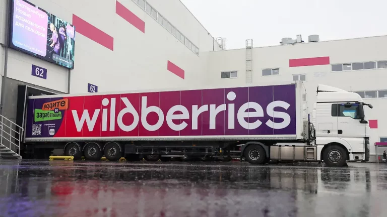Lagerhallen in Flammen: Dichter Rauch über St. Petersburg, Ukraine greift Wildberries an
