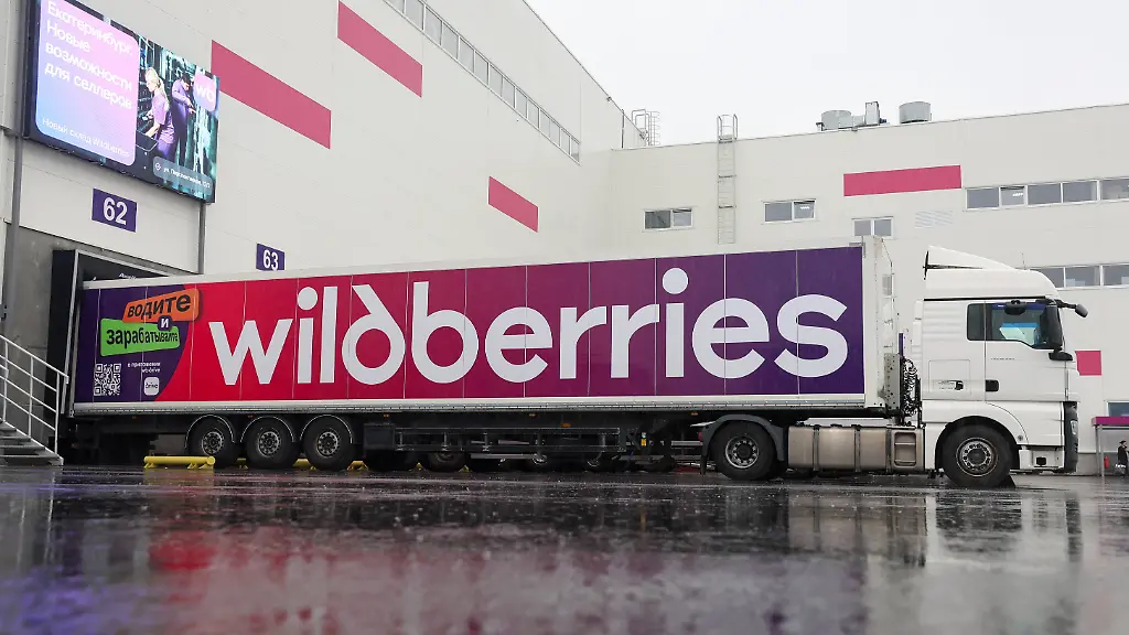 Lagerhallen in Flammen: Dichter Rauch über St. Petersburg, Ukraine greift Wildberries an