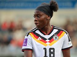 Investorin polarisiert: DFB Star Anyomi geht den Weg ins gefährliche Wunderland