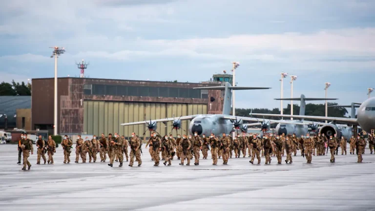 Diebstahl am Flughafen?: Verdacht gegen Bundeswehrsoldaten nach Einsatz in Kabul