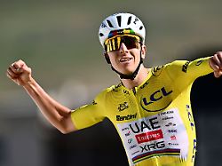 Tadej Pogacar gewinnt in Alpe d’Huez nach chaotischem Finale deutlich