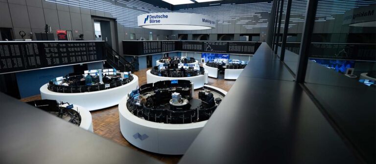 Marktbericht: DAX behauptet sich in schwierigem Umfeld