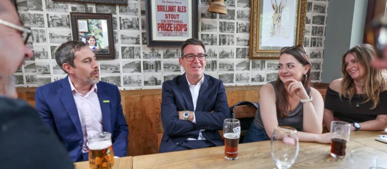 Britischer Premier Burnham senkt die Gewerbesteuer für Pubs, Clubs und Live Musik