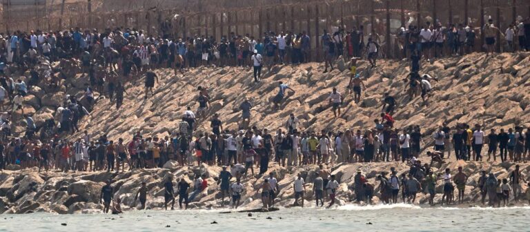 Ankunft zahlreicher Migranten: Spanien entsendet Soldaten nach Ceuta
