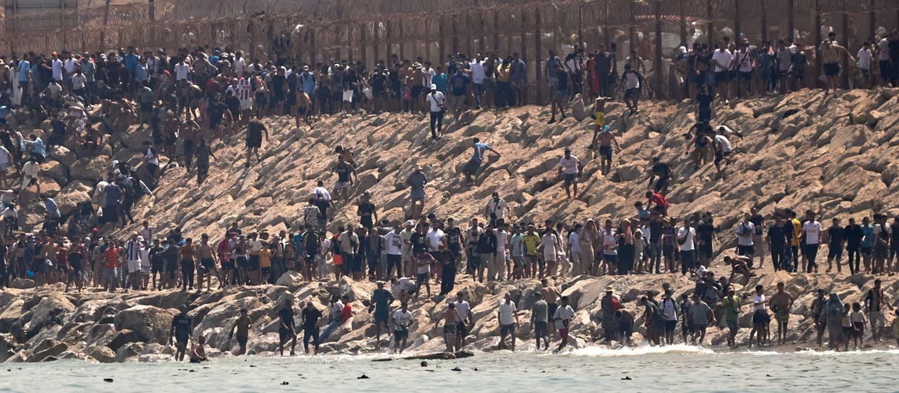 Ankunft zahlreicher Migranten: Spanien entsendet Soldaten nach Ceuta