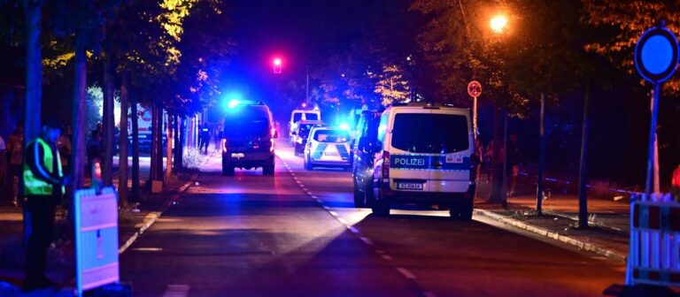 Berliner CSD abgebrochen, mutmaßlich Fahrzeug in Menschenmenge gefahren