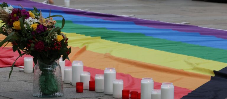 CSD Verein warnt nach Anschlag vor Spaltung und Hass gegen Muslime