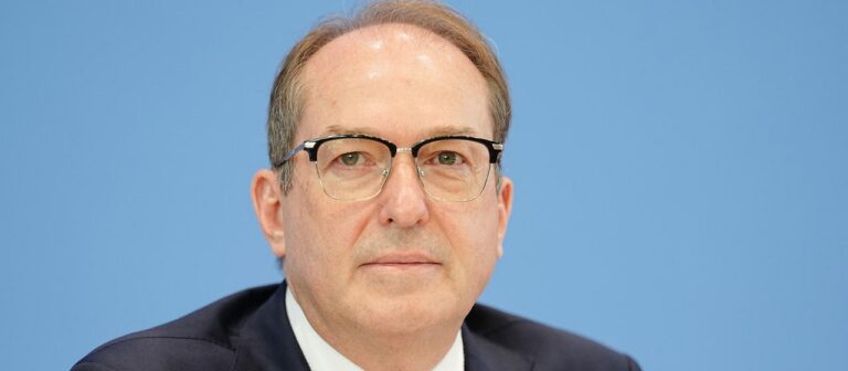 Innenminister Dobrindt warnt vor verschärfter Sicherheitslage