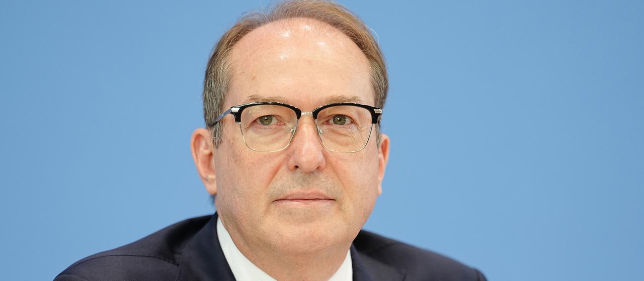 Innenminister Dobrindt warnt vor verschärfter Sicherheitslage