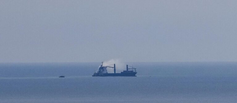Ukraine greift Ölproduktion an, Russland ein Schiff an