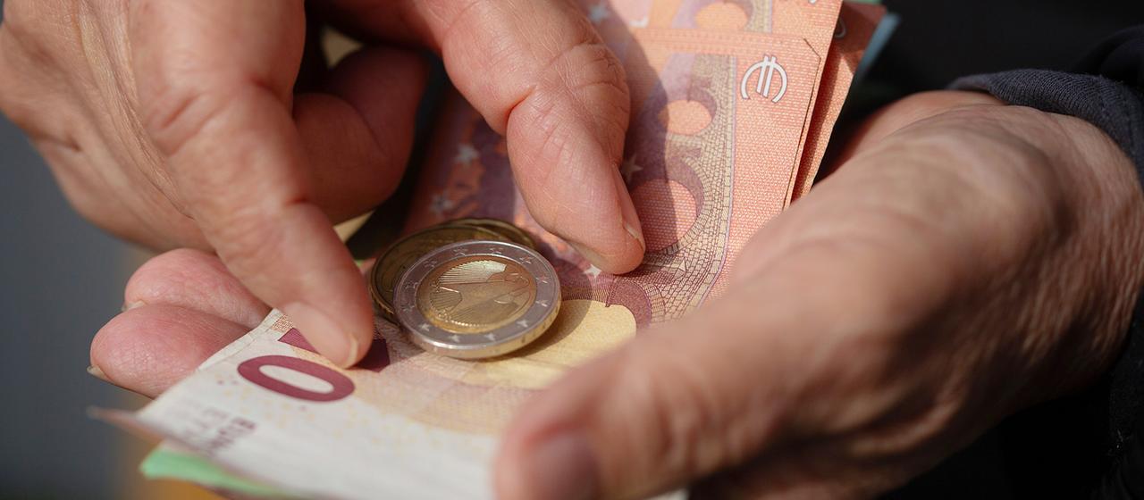 Grundsicherung vor Neuberechnung: Drohen Kürzungen bei den Regelsätzen?
