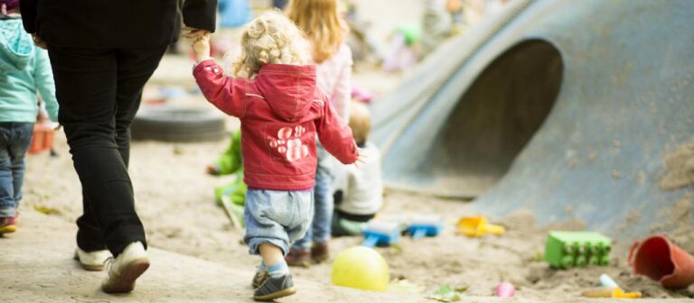 Prien will Unterhaltsvorschuss kürzen, Widerstand wächst