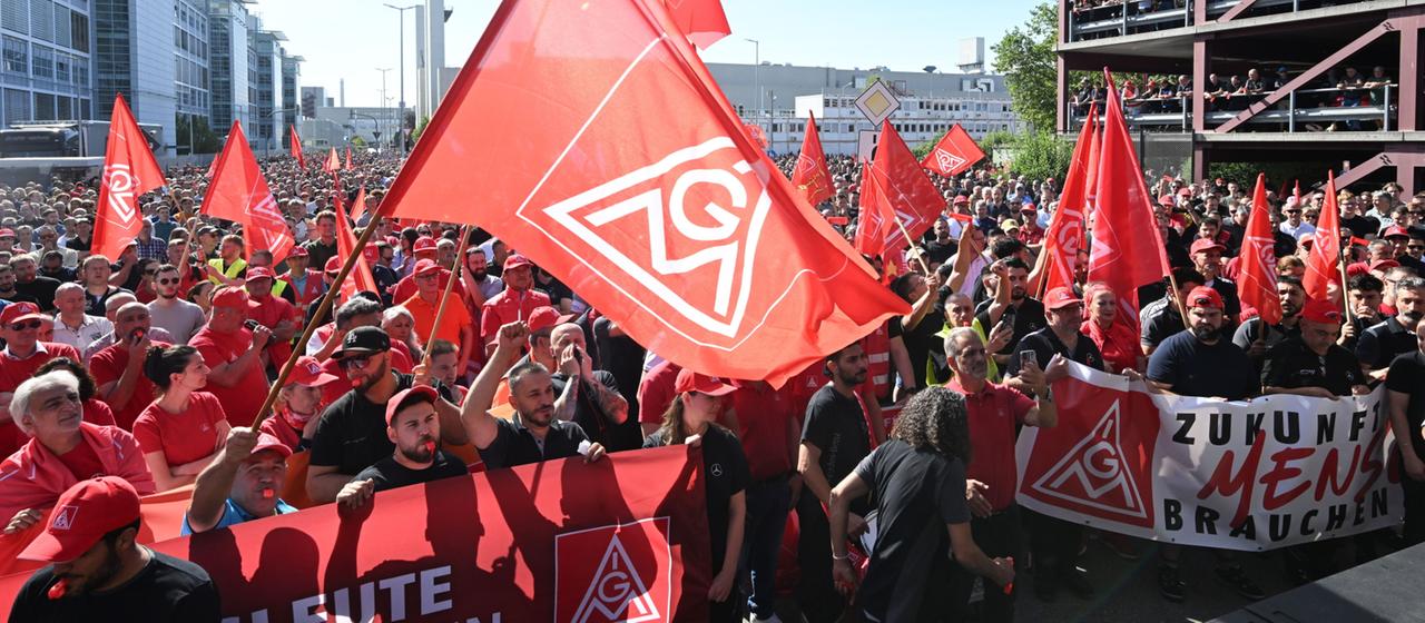 Massenproteste gegen Sparpläne bei Mercedes Benz