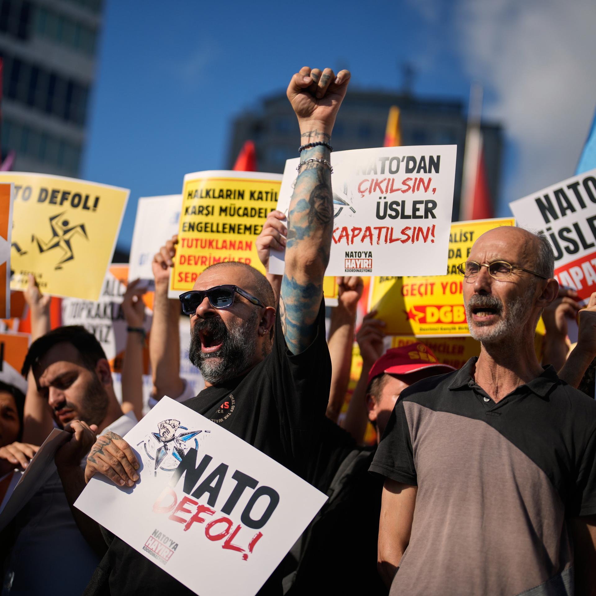 Vor NATO Gipfel sperrt Türkei Oppositionelle weg: EU schaut zu