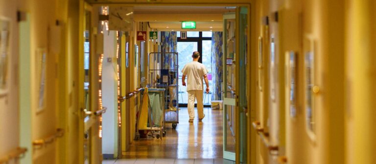 Pflegepersonal: AOK kritisiert Fehlanreize für Heimbetreiber