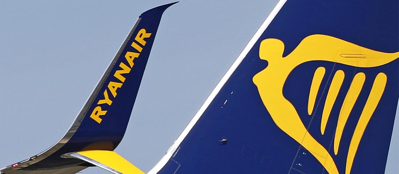 Fenster von Ryanair Maschine bricht nach Start, Flugzeug kehrt um