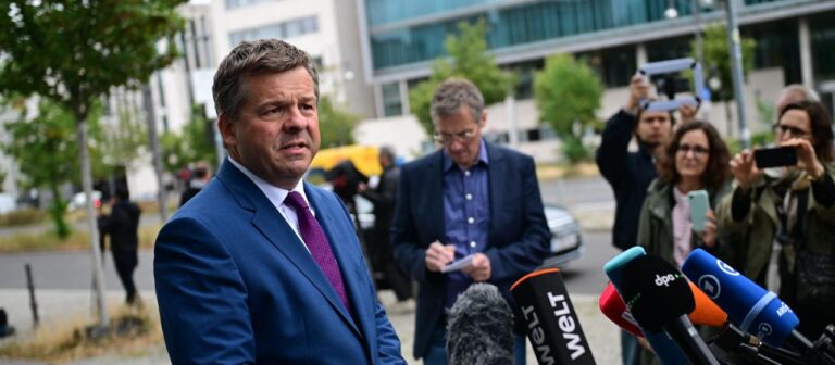 Wie Wahlkämpfer in Sachsen Anhalt auf die Kabinettsumbildung blicken