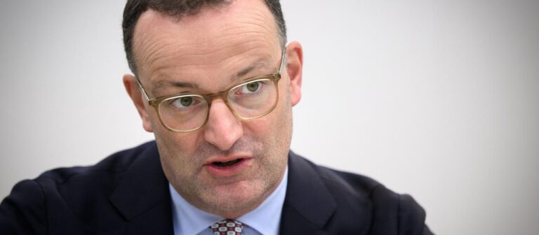 Debatte um Leihmutterschaft: Unionsfraktionschef Spahn tritt zurück