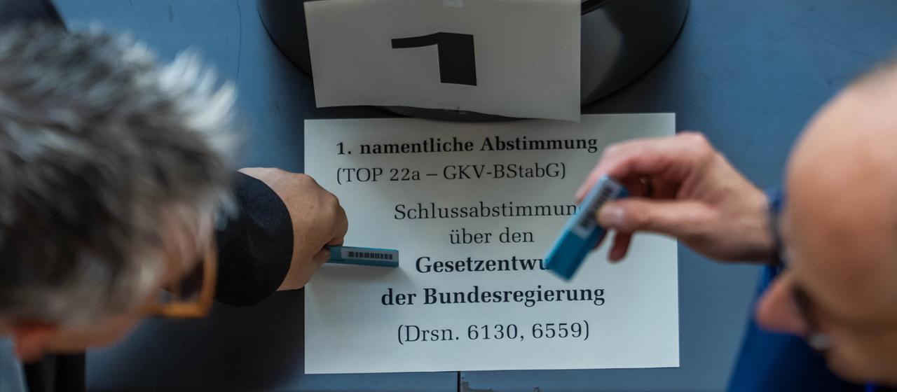 Bundestag stimmt für umstrittenes Sparpaket der Krankenkassen