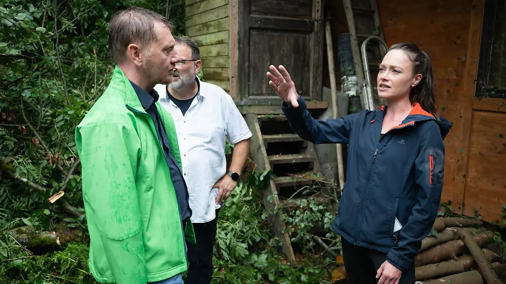 Riesenbaum trifft Gebäude: Unwetter zerstört Imbiss von TV Köchin, sie sagt: Ist die Hölle