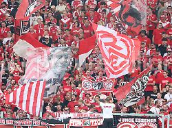 Klub kündigt Konsequenzen an: Fan von Rot Weiss Essen zeigt Hitlergruß