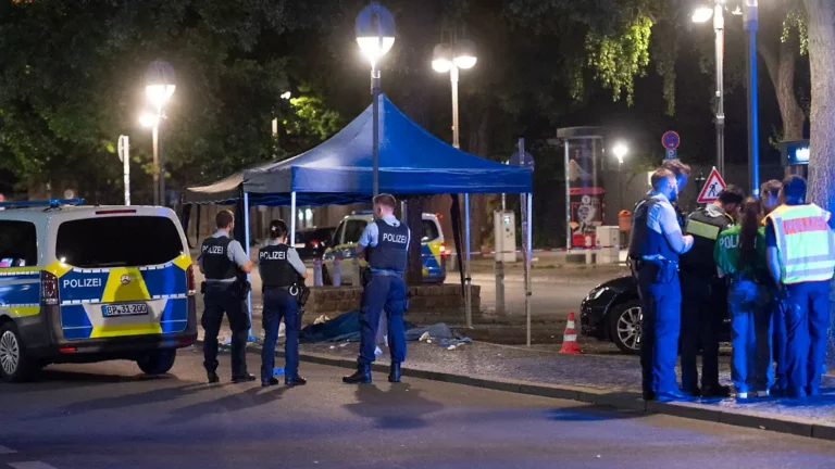 Nach Streit vor dem Bahnhof Zoo: 30 Jähriger in Berlin auf offener Straße erschossen