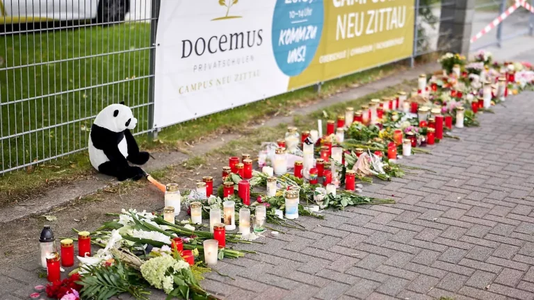 Trauer in Gosen Neu Zittau: Gewalttat an Schule bei Berlin, Polizei teilt Erkenntnisse zu Opfern
