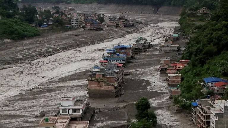 Zweite Überschwemmungswarnung: Sturzflut in Nepal, Polizeikreise befürchten Tausende Vermisste