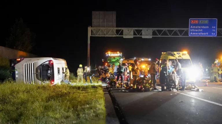 Acht Personen im Krankenhaus: Bus mit deutschen Schülern verunglückt in den Niederlanden