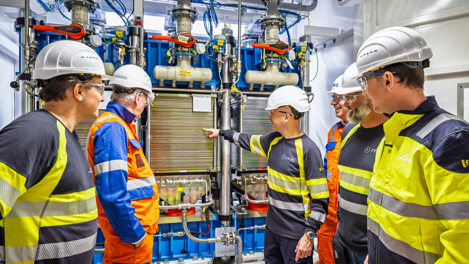 Erster Wasserstoff fließt von der Großelektrolyse über das Kernnetz bis zur Industrie