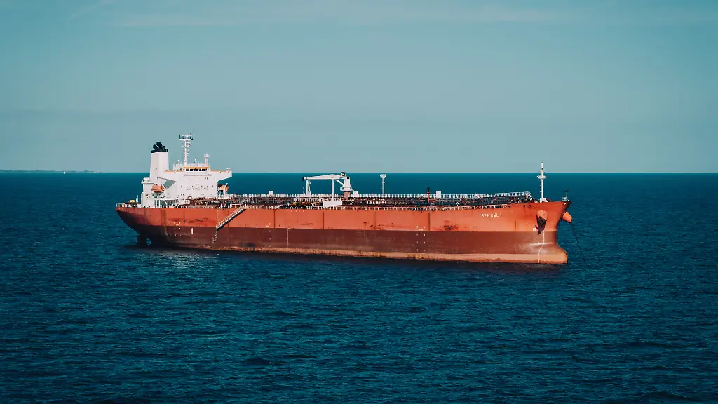 Kreml aggressiv auf See: Marineoffizier sagt, Russland schützt Schattenflotte mit Waffen
