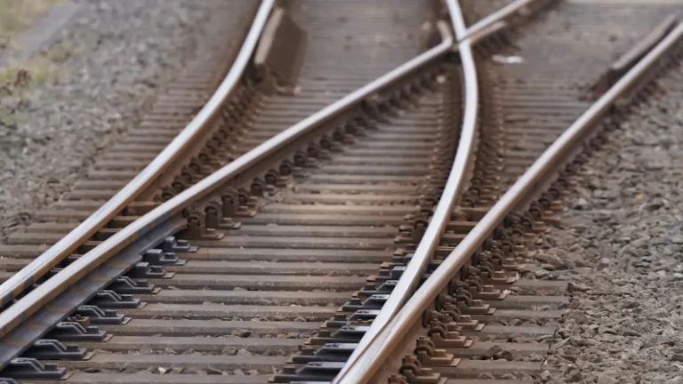 Polizei sucht Zeugen: Verdacht auf Sabotage, Kabel an Bahnstrecke zerschnitten