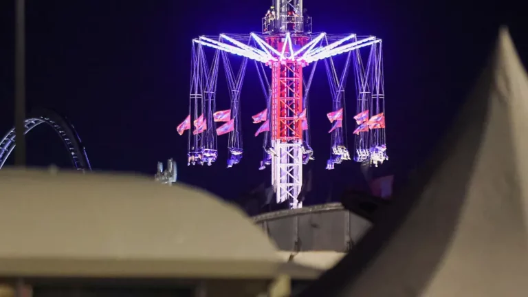 Panne auf Hamburger Volksfest: Menschen hängen stundenlang im Kettenkarussell fest