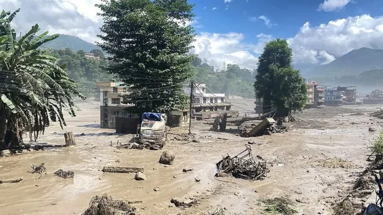 Auch Deutsche betroffen: Hunderte Touristen nach heftigen Überschwemmungen in Nepal vermisst