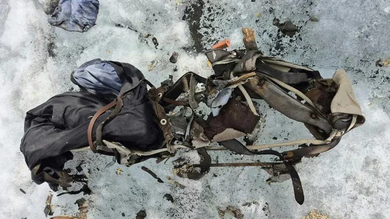 In Eisspalte gestürzt: Schmelzender Gletscher, Bergsteiger bekommt Rucksack nach 63 Jahren zurück