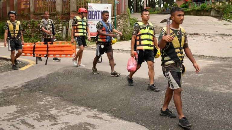 Mehr als 900 Tote nach Erdrutsch: Massengräber in Nepal sorgen für Kritik