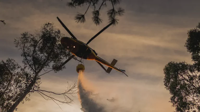 Fahrzeug stürzt in Schlucht: Soldat stirbt bei Löscharbeiten gegen Waldbrand in Spanien